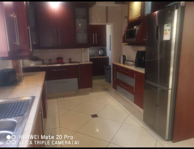 5 BEDROOM FREEHOLD FOR SALE IN BRACKENHURST